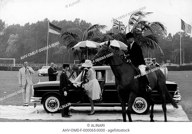 Mrs. climb aboard a mercedes during the competition, Coach Elegant in Le Touquet, shot 07/1963 by Orioli Maria