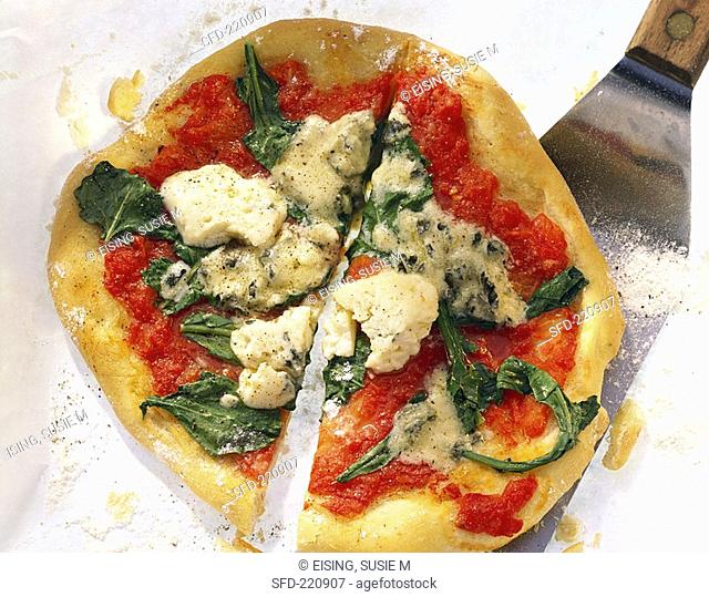 Pizza with rocket, tomatoes and gorgonzola 2