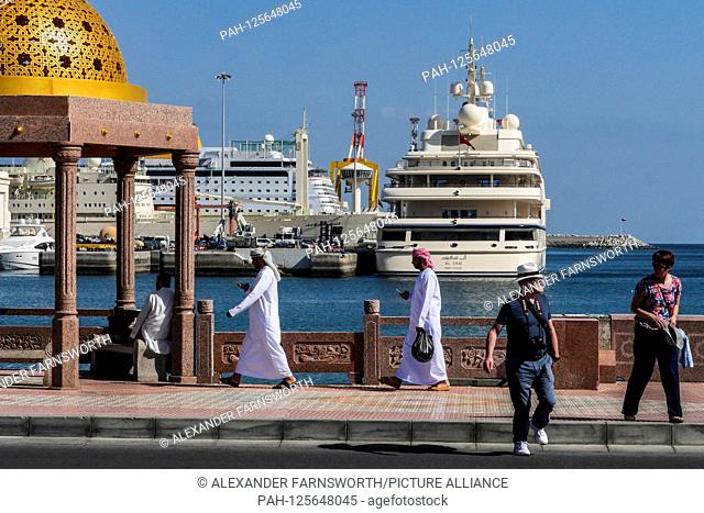 Muscat, Oman Pedestrians in the Muttrah old town district with corniche and souk. | usage worldwide. - Muscat/Oman