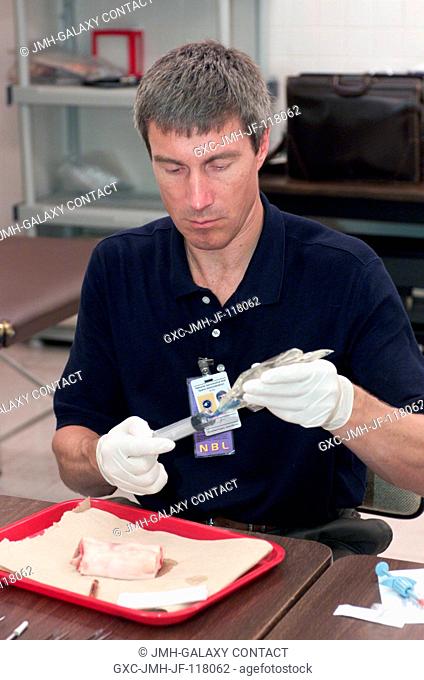 Cosmonaut Sergei K. Krikalev, Expedition 11 commander representing Russia's Federal Space Agency, participates in medical training at Johnson Space Center (JSC)