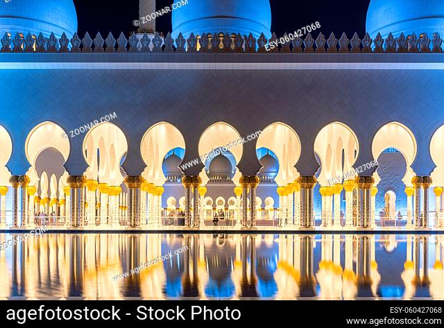 Sheikh Zayed Mosque at night. Abu Dhabi, United Arab Emirates