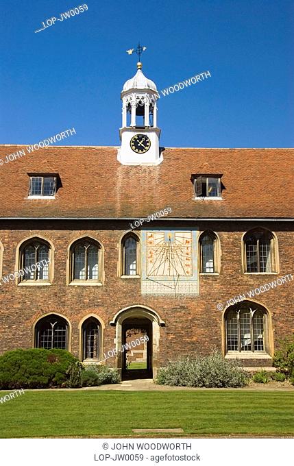 England, Cambridgeshire, Queens' College , The Old Court quadrangle within Queens' College in Cambridge. Queens' College is spelt with the apostrophe after the...
