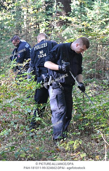 10 October 2018, Lower Saxony, Neu Sülbeck: Search Action of the Riot Police..on the Elbe side canal near Neu Sülbeck. Previously