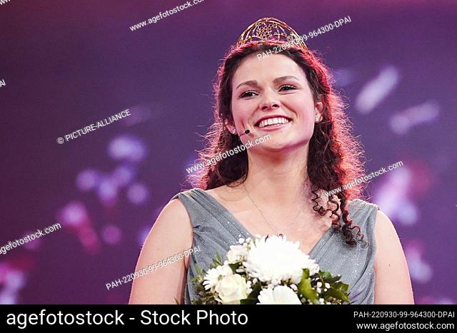 30 September 2022, Rhineland-Palatinate, Neustadt an der Weinstraße: Katrin Lang, the newly elected German Wine Queen, rejoices in the Saalbau during the...