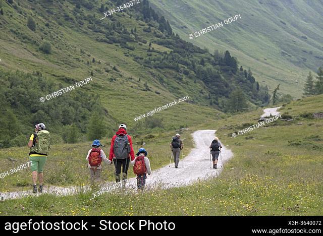 famille en promenade, Vallee du Riva (Val di Riva en italien, Reintal en allemand), adjacente de la Vallee d'Aurina, Region du Trentin-Haut-Adige, Tyrol du Sud