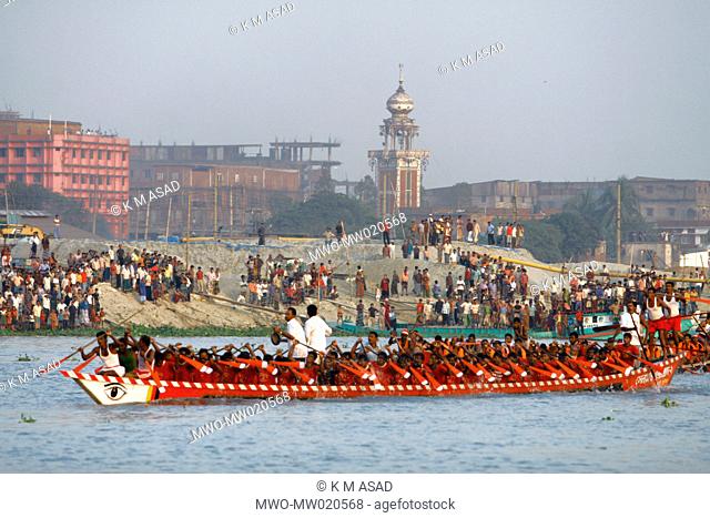 A boat race or ‘Noukabaich’, in the Buriganga rivier in Dahka, Bangladesh October 25, 2009 Boat race is a popular and entertaining event during the rainy season