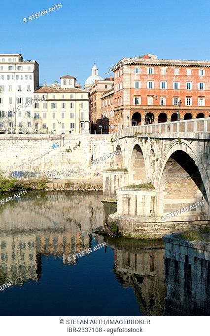 Bridge across the Tiber river, Ponte Sisto bridge, Rome, Lazio, Italy, Southern Europe, Europe