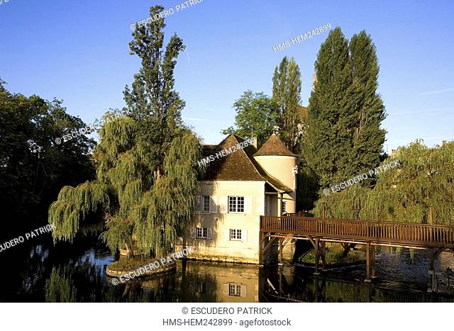 France, Seine et Marne, Moret on Loing, house in an islet on Loing River