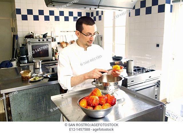 Pastry chef Anthony Beucher prepares blood oranges for dessert, restaurant Les Tonnelles by chef Gérard Bossé, Béhuard, Marne-et-Loire, Pays de la Loyre, France