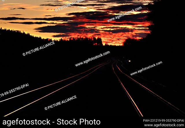 19 December 2023, Bavaria, Aitrang: Railroad tracks glow in the light of the setting sun. Photo: Karl-Josef Hildenbrand/dpa. - Aitrang/Bavaria/Germany