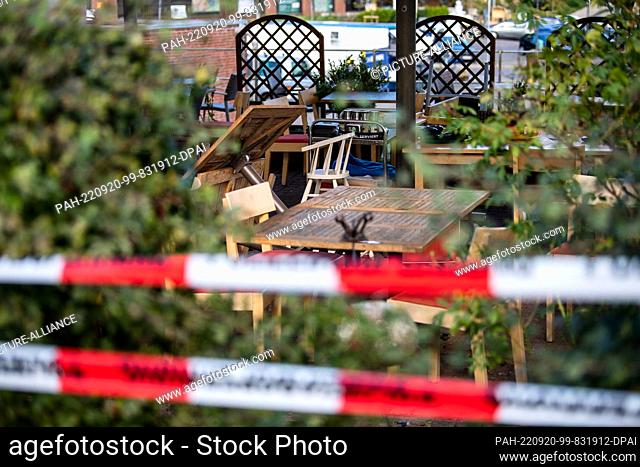 20 September 2022, Lower Saxony, Stade: The premises of a restaurant in downtown Stade have been cordoned off by police. A 23-year-old man has been fatally...
