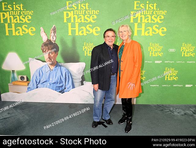 29 September 2021, Bavaria, Munich: Actor Elmar Wepper and his wife Anita show off at the premiere of the comedy ""Es ist nur eine Phase