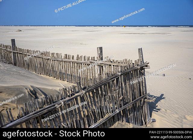 13 November 2022, Egypt, Metoobas: Reet fences have been erected on a Mediterranean beach in the Nile Delta, which is a restricted military area
