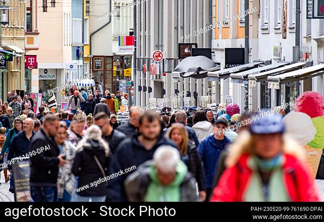 20 May 2023, Mecklenburg-Western Pomerania, Stralsund: There are a lot of people on the shopping street and pedestrian zone Ossenreyer Straße