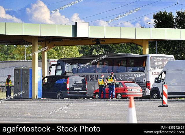 Border controls at the Austrian-Hungarian border near Nickelsdorf Hegyeshalom. Border police checked motorists entering Hungary. | usage worldwide