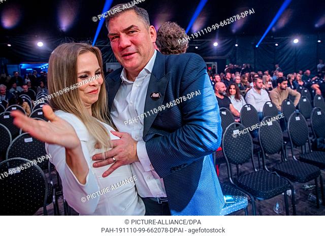09 November 2019, Hamburg: Boxing: Dariusz Michalczewski, former boxing world champion, and professional boxer Regina Halmich are standing on the ring at the...