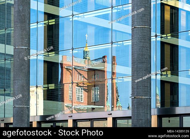 Berlin, Werderscher Markt, Federal Foreign Office, glass facade, reflection Schinkelsche Bauakademie and dome cross Berlin Cathedral