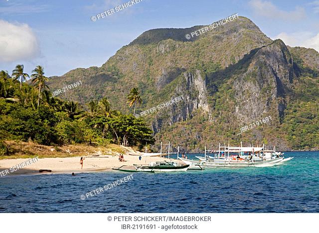 Outrigger boats on the sandy beach of Helicopter Iceland, Bacuit archipelago, El Nido, Palawan, Philippines, Asia