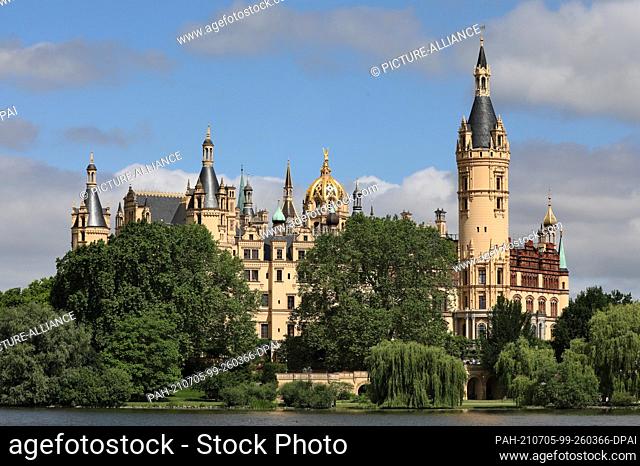 22 June 2021, Mecklenburg-Western Pomerania, Schwerin: Schwerin Palace, which was built in its present form in the middle of the 19th century
