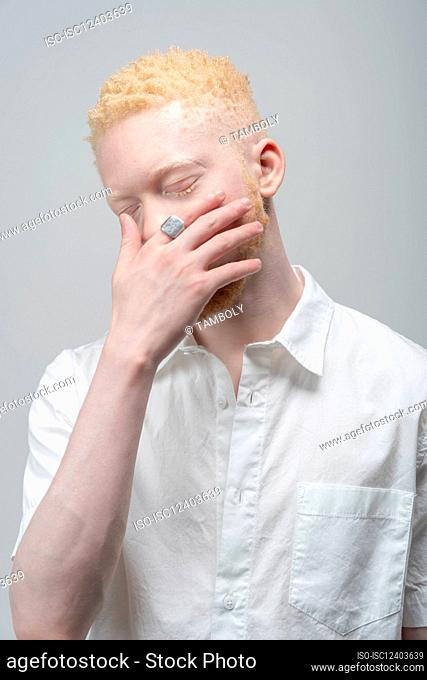 Retrato de estudio de hombre albino con camisa blanca