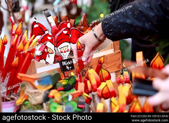 02 December 2023, Saxony-Anhalt, Quedlinburg: Handicraft products are offered at a small Christmas market in a courtyard