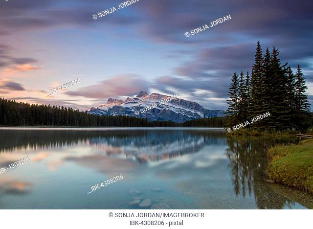 Two Jack Lake, Mount Rundle, Banff National Park, Canadian Rockies, Alberta Province, Canada
