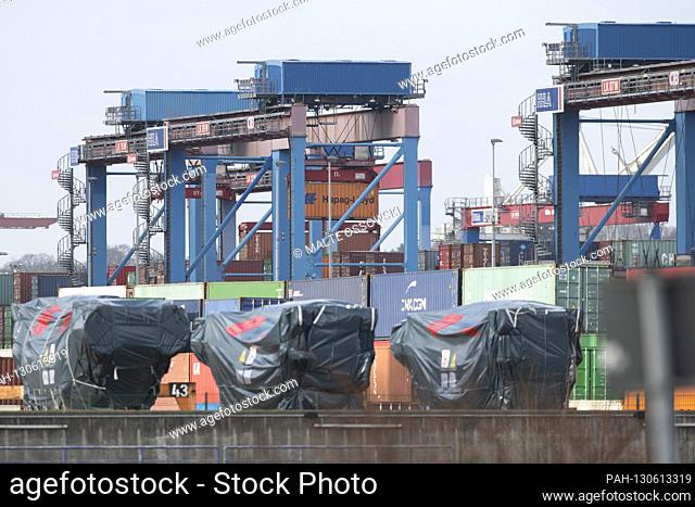Container bridges and container cranes at the Burchardkai terminal, container, cargo, Hamburg Waltershof 17.02.2020. | usage worldwide