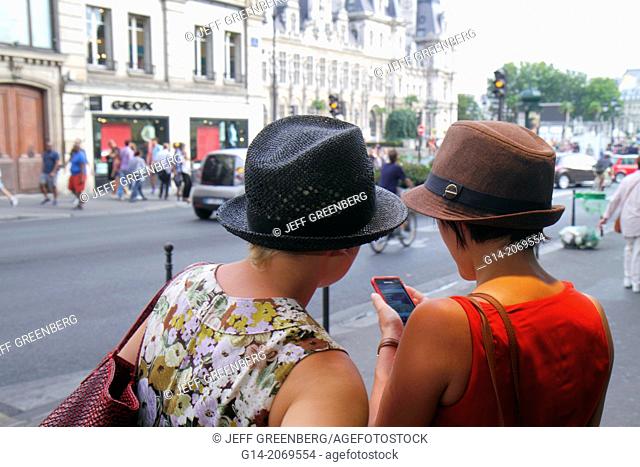 France, Europe, French, Paris, 4th arrondissement, Boulevard de Sébastopol, woman, friends, wearing fedora, fashion, fashionable, smart phone, checking messages