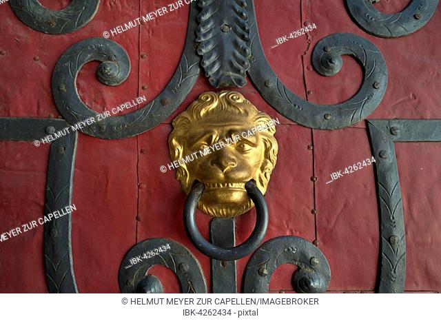 Gilded lion head door knocker, old door with iron mountings, Görlitz, Oberlausitz, Saxony, Germany