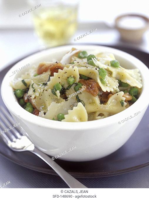 Farfalle with peas and bacon