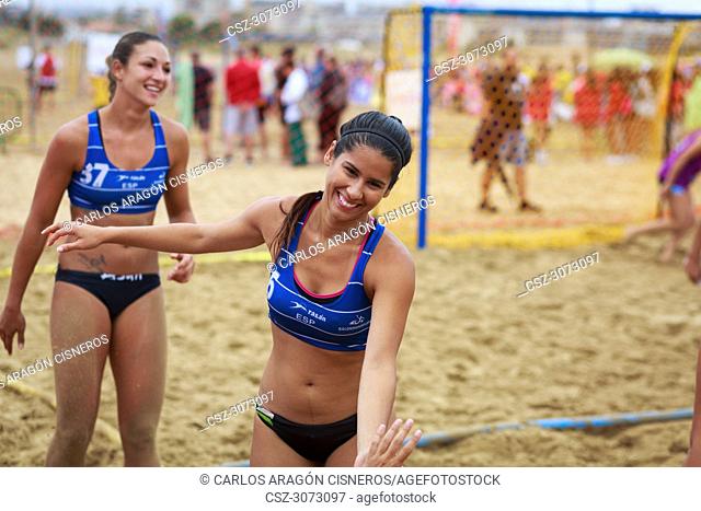 Juliana Xavier Andrade de Oliveira, BMP Algeciras player greets her teammates in the Spain handball Championship celebrated in the beach of Laredo in July 30