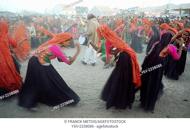 Hindu women performing a traditional dance. Kachchh region ( Gujarat, India). They belong to the Ahir caste