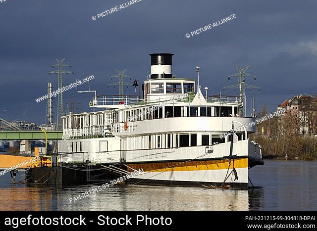 PRODUCTION - 13 December 2023, Baden-Württemberg, Mannheim: The paddle steamer ""Mainz"" is moored on the Neckar at the jetty