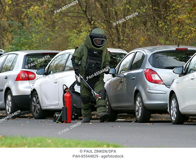 An explosives expert from the police inspects a car in the borough of Neukoelln in Berlin, Germany, 10 November 2016. A loud bang was heard coming from the car