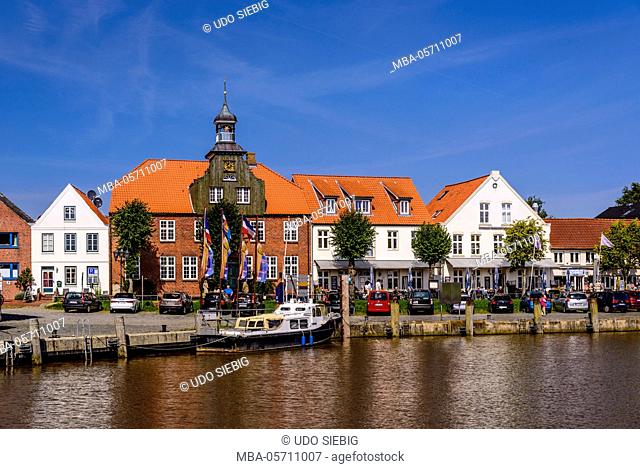 Germany, Schleswig-Holstein, North Frisia, peninsula Eider (river)stedt, Tönning, historical harbour, 'Nordkai' (quay) with 'Schifferhaus'