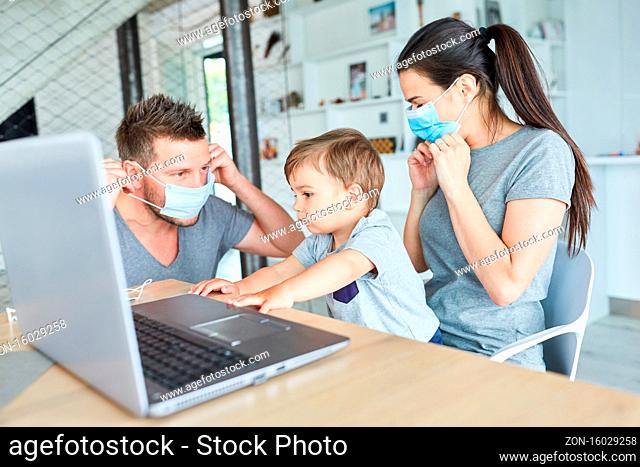 Familie mit Kleinkind trägt Mund-Nasen-Schutz gegen Coronavirus und Covid-19