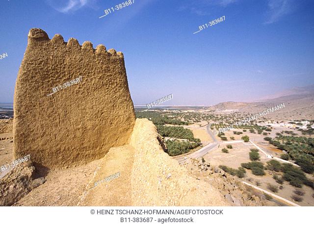 Emirat Ras al-Khaimah, Reste vom Fort Dhayah, Ruine, im Hintergrund das Hajargebirge, Hajar-Gebirge Emirate Ras Al-Khaimah, ruines of the fort Dhayah