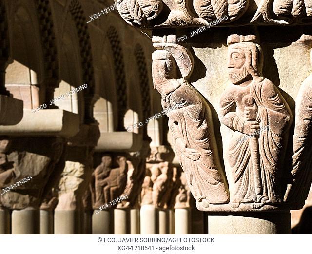 Representación de un apóstol en un capitel del claustro del Monasterio de San Juan de la Peña, de estilo románico - Jacetania - Pirineo Aragonés - Huesca -...