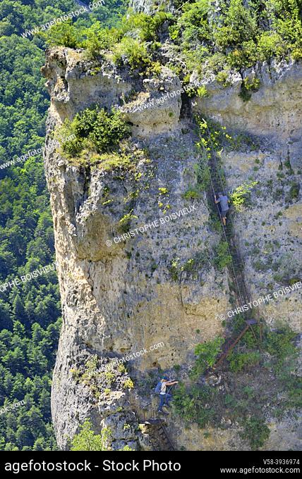 France, Lozère, Gorges du Tarn, A l'assaut du Rocher de Cinglegros / France, Lozere, Tarn gorges, Climbing Cinglegros rock