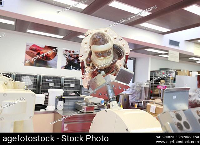 17 August 2023, Thuringia, Schmalkalden: Four-kilogram Santa Clauses are spun in Viba's production facility. Viba is a medium-sized confectionery company from...