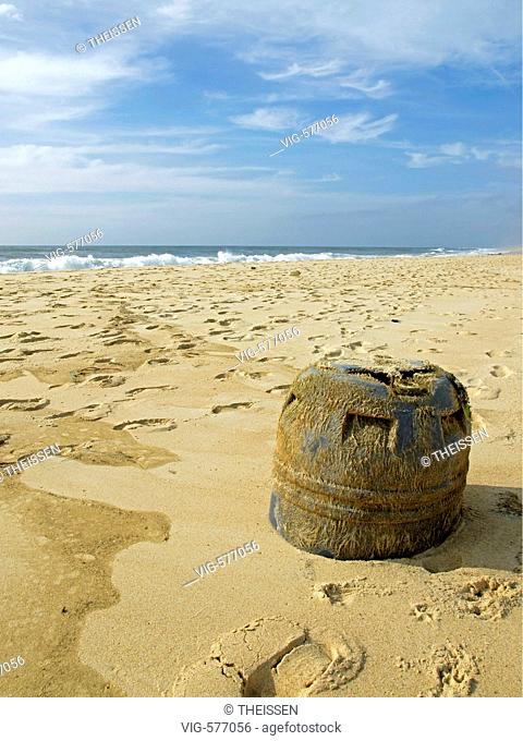 stranded goods on sand on a beach, plastic barrel . - 18/05/2007