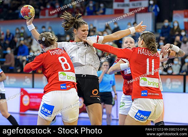 FILED - 12 December 2021, Spain, Granollers: Handball, Women: World Cup, Denmark - Germany, Main Round, Group 3, Matchday 3