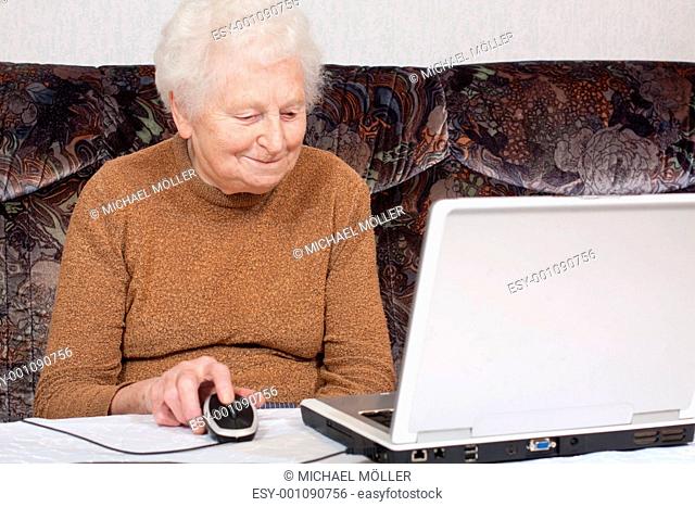 Oma mit Laptop