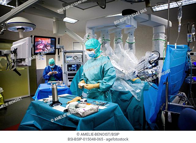 Reportage in an operating theatre during a hysterectomy using the da Vinci robot®