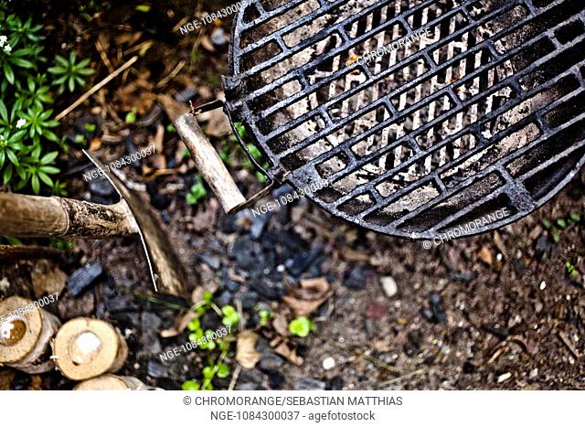Gardendetails. A small grill, a shouvel, candles. Not very clean, looks used