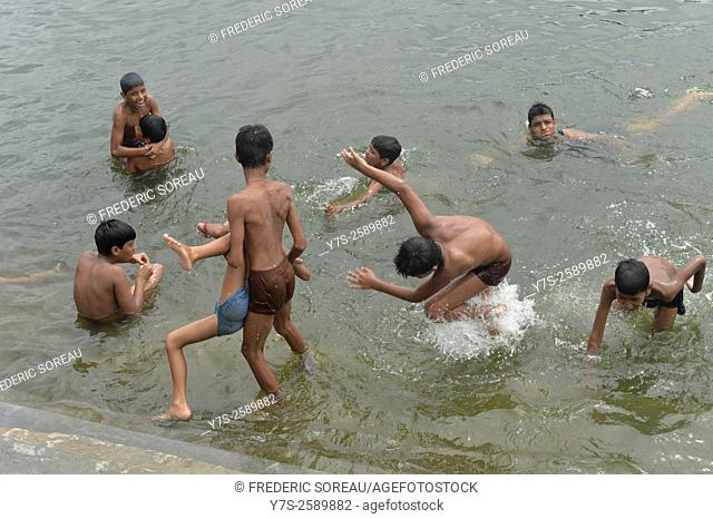 Young indian boys bathing in the waters of lake Pichola, Udaipur, India