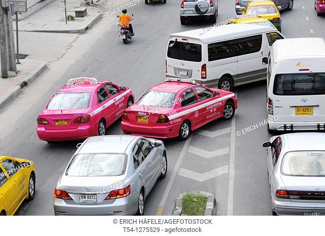 Cars when changing lanes in Bangkok
