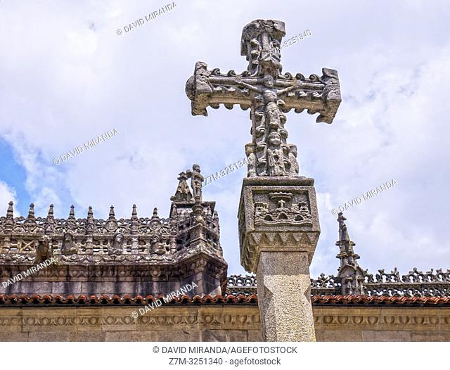 Cruceiro junto a la Basílica de Santa María la Mayor. Pontevedra. Galicia. España
