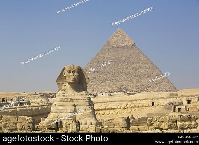The Great Sphinx of Giza, Khafre Pyramid (background), Great Pyramids of Giza, UNESCO World Heritage Site, Giza, Egypt