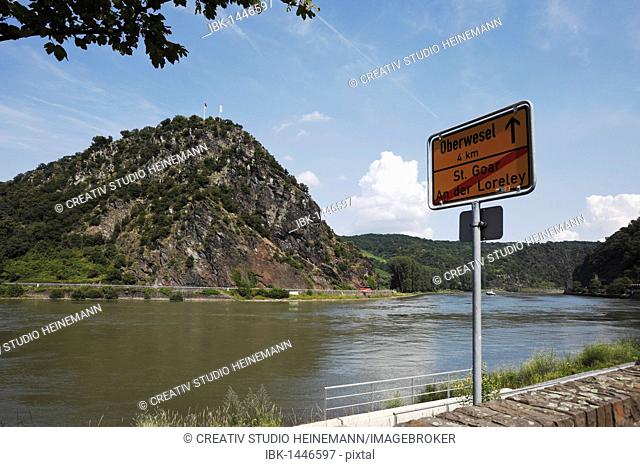 View of the Lorelei rock and town sign for Oberwesel and St. Goar, Rhein-Hunsrueck-Kreis district, Rhineland-Palatinate, Germany, Europe